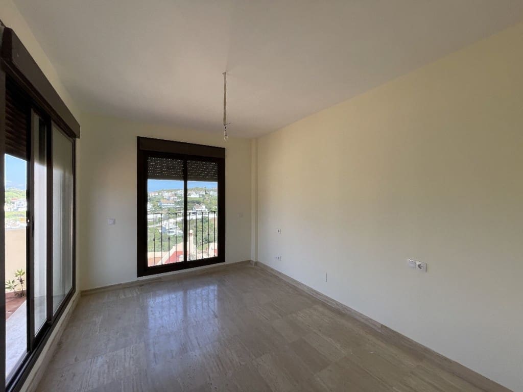 3 sypialnia Penthouse na sprzedaż w Estepona z basenem - 310 000 € (Ref: 6828553)