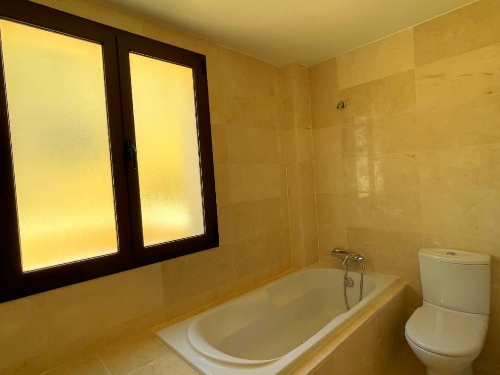 3 sypialnia Penthouse na sprzedaż w Estepona z basenem - 310 000 € (Ref: 6828553)