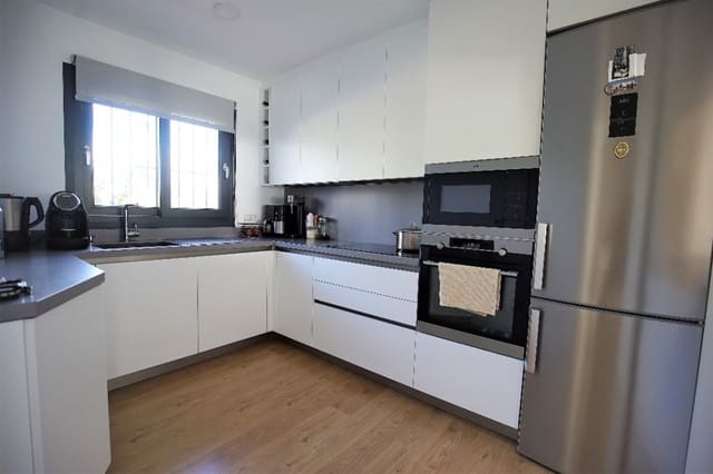 Casa de 3 habitaciones en Estepona en venta con piscina - 650.000 € (Ref: 7428063)