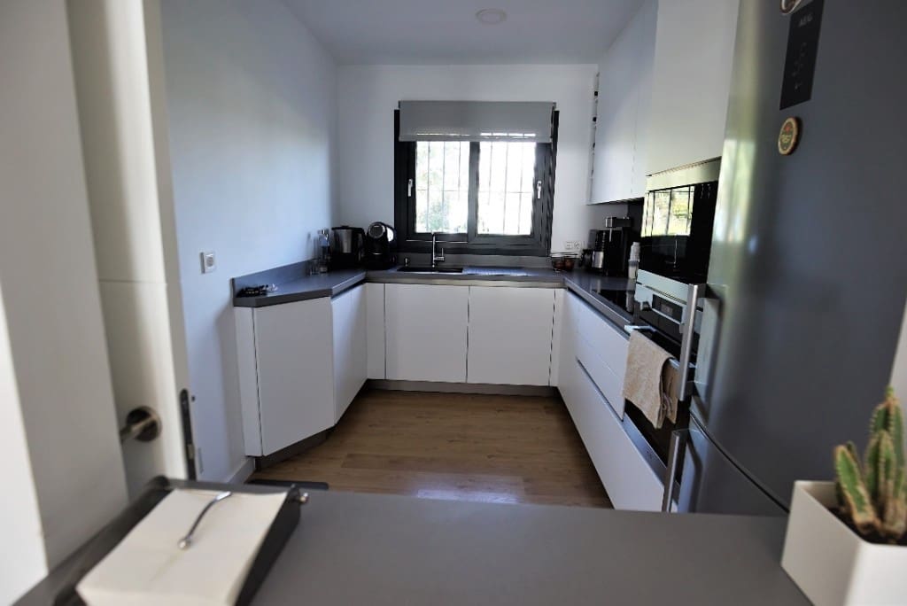 Casa de 3 habitaciones en Estepona en venta con piscina - 650.000 € (Ref: 7428063)