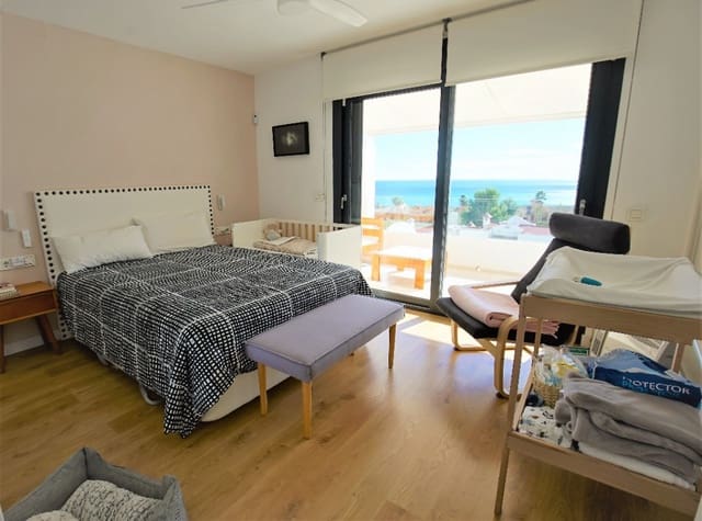 Casa de 3 habitaciones en Estepona en venta con piscina - 650.000 € (Ref: 7428063)