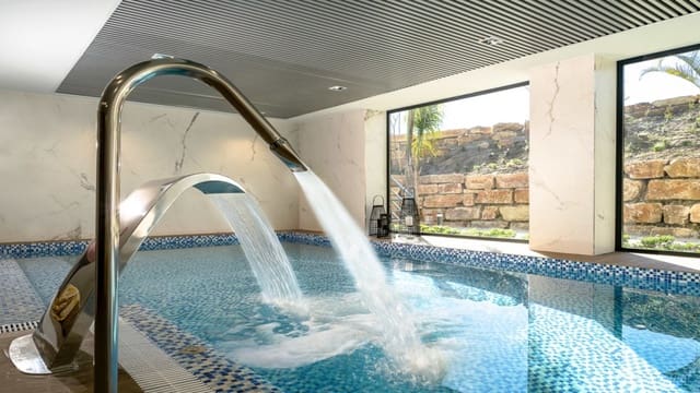 2 sypialnia Apartament na sprzedaż w Estepona z basenem garażem - 371 000 € (Ref: 7428852)