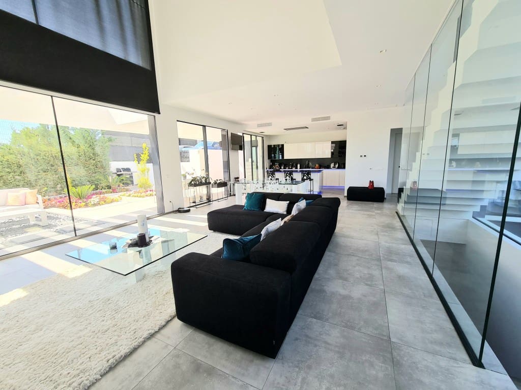 4 bedroom Villa for sale in New Golden Mile with pool - € 2,500,000 (Ref: 7772390)