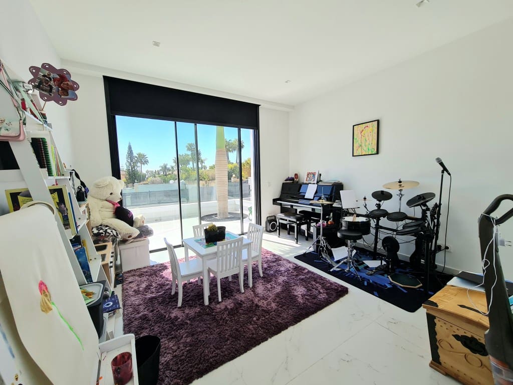 4 bedroom Villa for sale in New Golden Mile with pool - € 2,500,000 (Ref: 7772390)