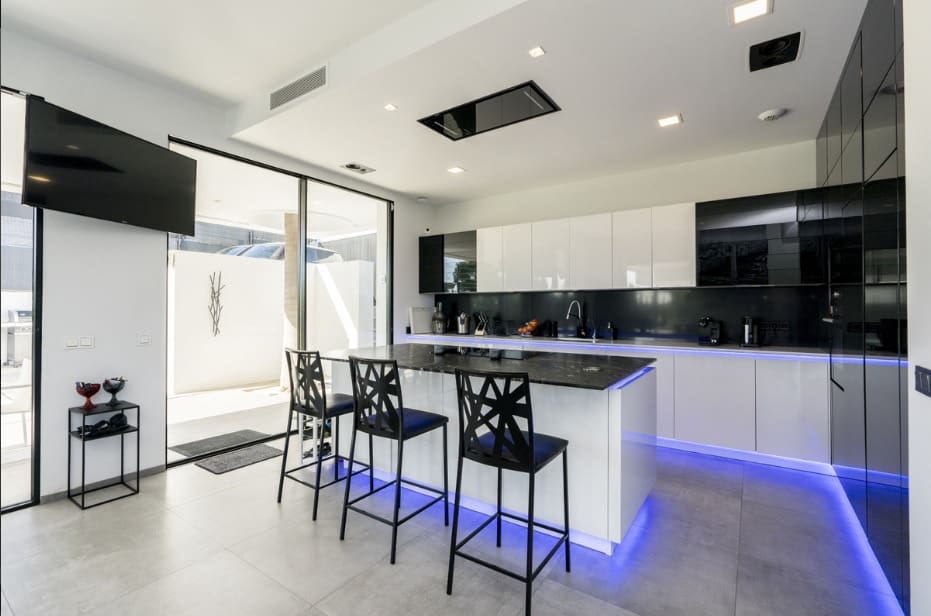 4 bedroom Villa for sale in New Golden Mile with pool - € 2,500,000 (Ref: 7772390)