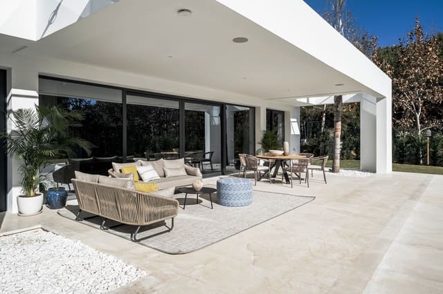 4 soveværelse Villa til salg i Estepona med swimmingpool - € 1.995.000 (Ref: 7777825)