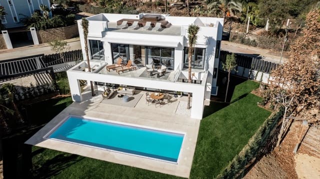 4 soveværelse Villa til salg i Estepona med swimmingpool - € 1.995.000 (Ref: 7777825)