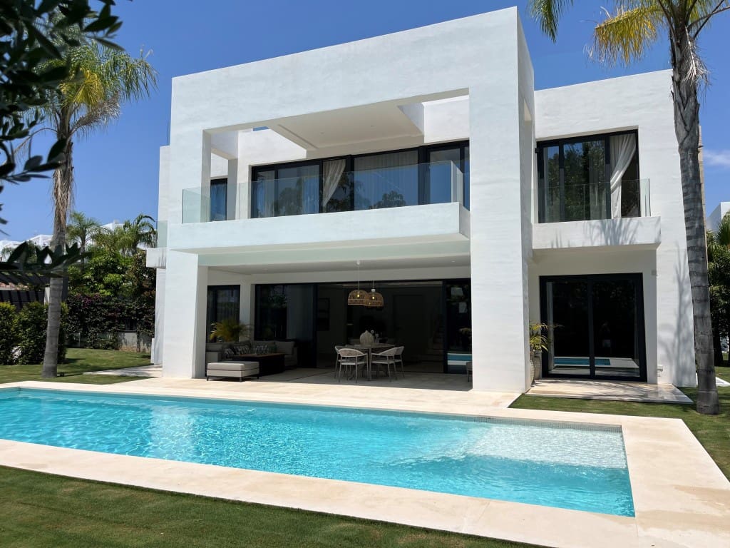 4 soveværelse Villa til salg i Estepona med swimmingpool - € 1.995.000 (Ref: 7777825)