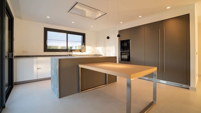 4 bedroom Villa for sale in Benalmádena with pool - € 1,995,000 (Ref: 7777886)