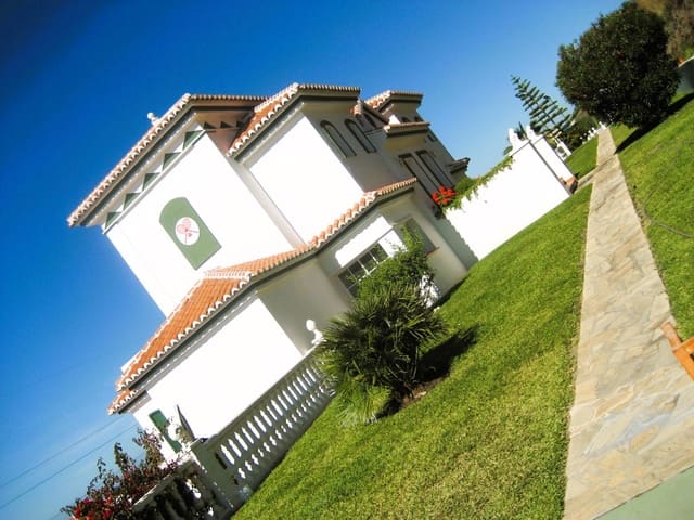 8 soveværelse Villa til salg i Torrox-Costa, Torrox med swimmingpool garage - € 999.000 (Ref: 8028820)