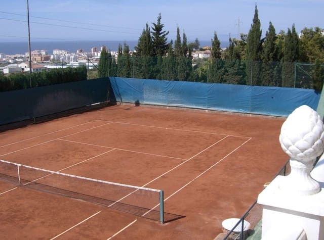 8 soveværelse Villa til salg i Torrox-Costa, Torrox med swimmingpool garage - € 999.000 (Ref: 8028820)