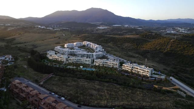 Apartamento de 2 habitaciones en Estepona en venta con piscina - 263.000 € (Ref: 8039096)