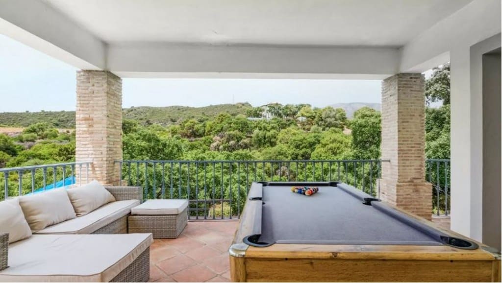 3 sovrum Villa till salu i Estepona med pool - 1 295 000 € (Ref: 8577568)