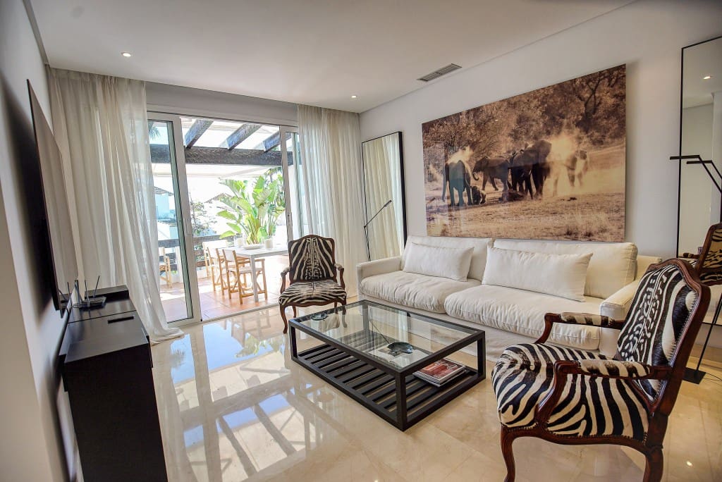 2 bedroom Penthouse for sale in Estepona with pool - € 996,000 (Ref: 8577574)