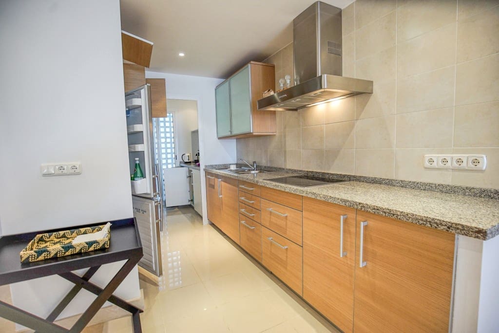 2 bedroom Penthouse for sale in Estepona with pool - € 996,000 (Ref: 8577574)