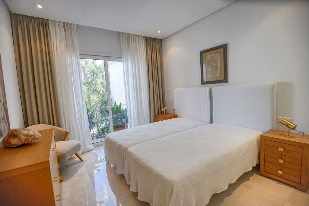 2 bedroom Penthouse for sale in Estepona with pool - € 996,000 (Ref: 8577574)