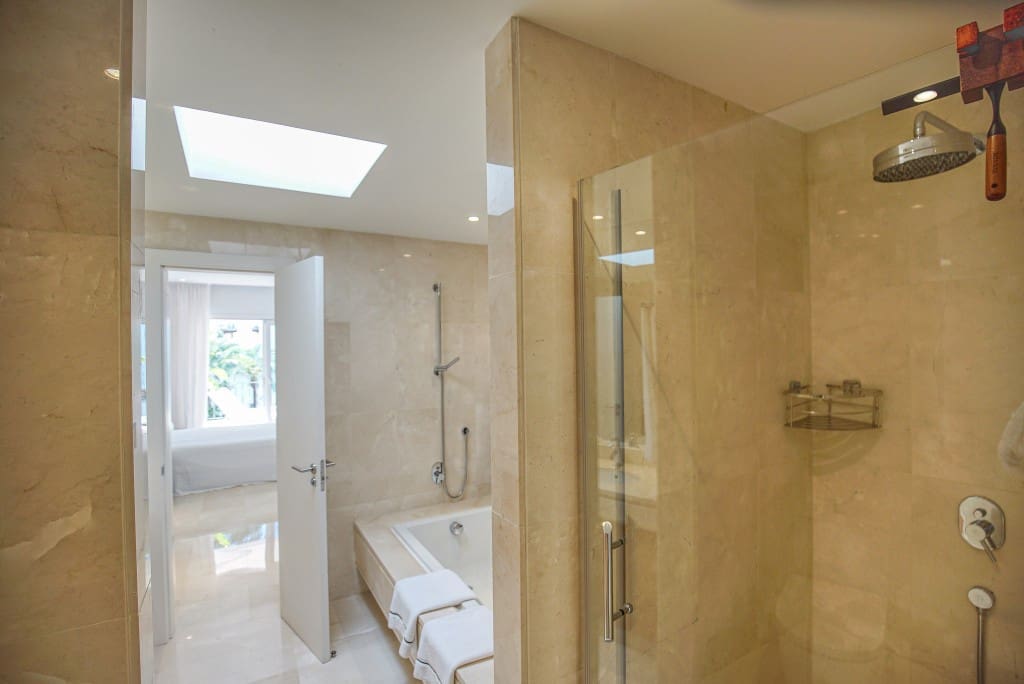 2 bedroom Penthouse for sale in Estepona with pool - € 996,000 (Ref: 8577574)