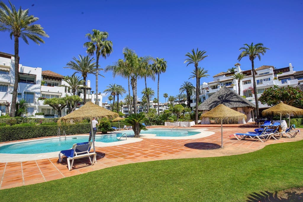 2 bedroom Penthouse for sale in Estepona with pool - € 996,000 (Ref: 8577574)