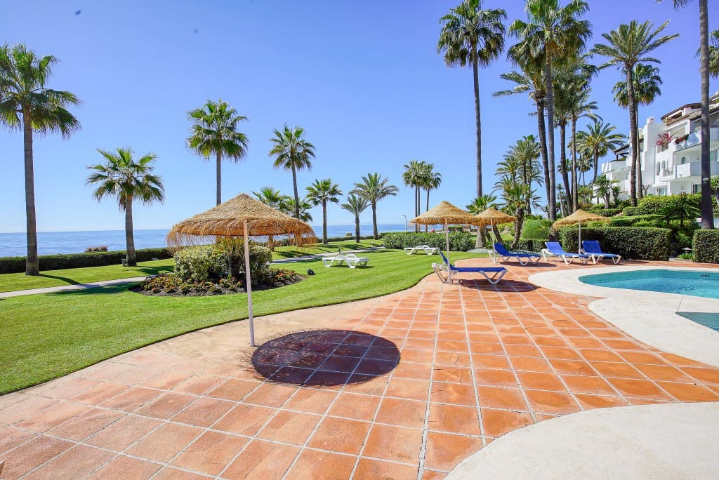 2 bedroom Penthouse for sale in Estepona with pool - € 996,000 (Ref: 8577574)