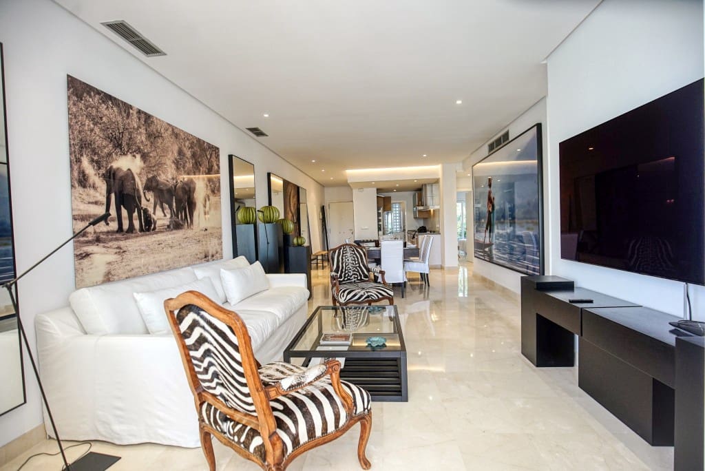 2 bedroom Penthouse for sale in Estepona with pool - € 996,000 (Ref: 8577574)