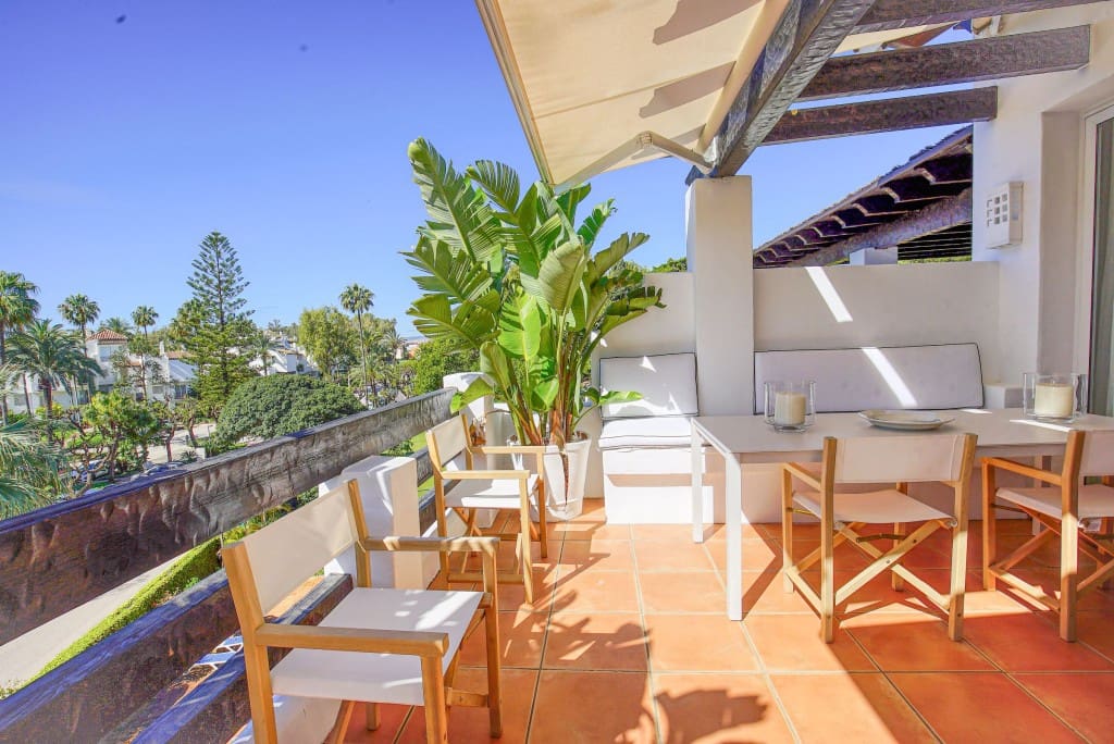 2 bedroom Penthouse for sale in Estepona with pool - € 996,000 (Ref: 8577574)