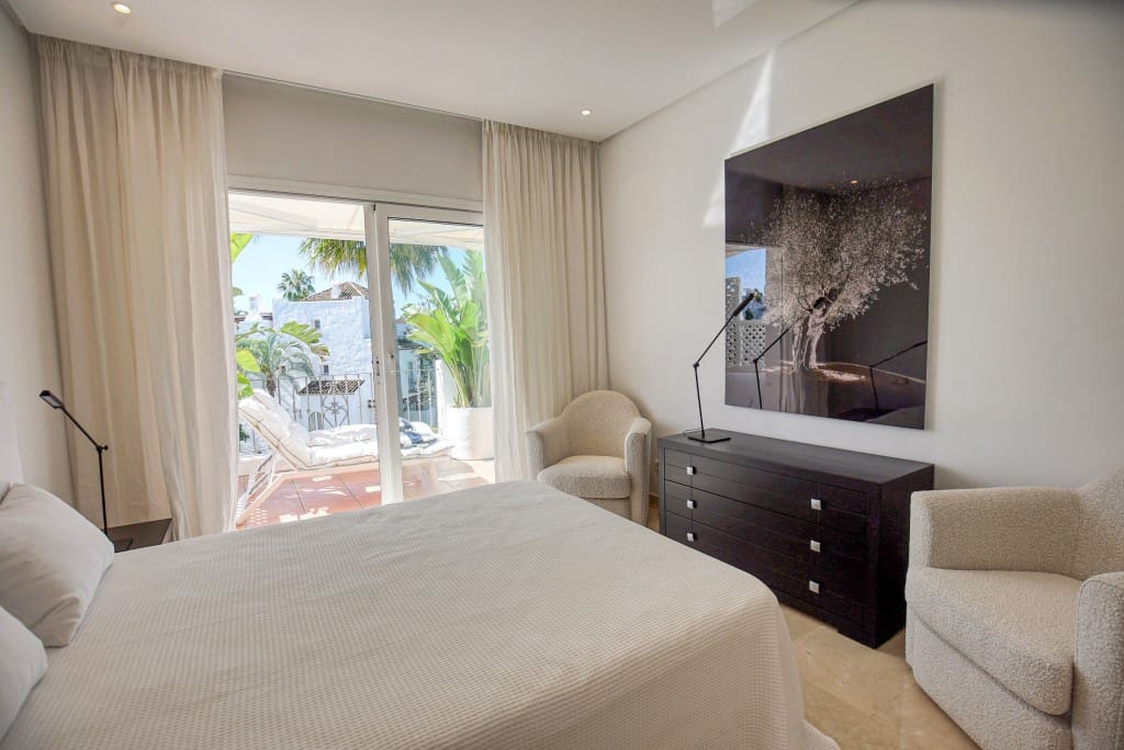 2 bedroom Penthouse for sale in Estepona with pool - € 996,000 (Ref: 8577574)