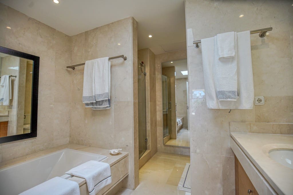 2 bedroom Penthouse for sale in Estepona with pool - € 996,000 (Ref: 8577574)