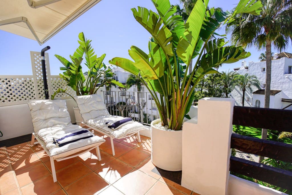 2 bedroom Penthouse for sale in Estepona with pool - € 996,000 (Ref: 8577574)