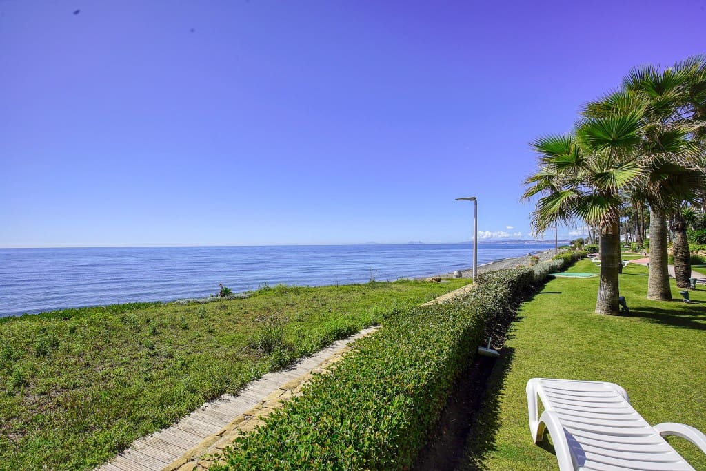 2 bedroom Penthouse for sale in Estepona with pool - € 996,000 (Ref: 8577574)