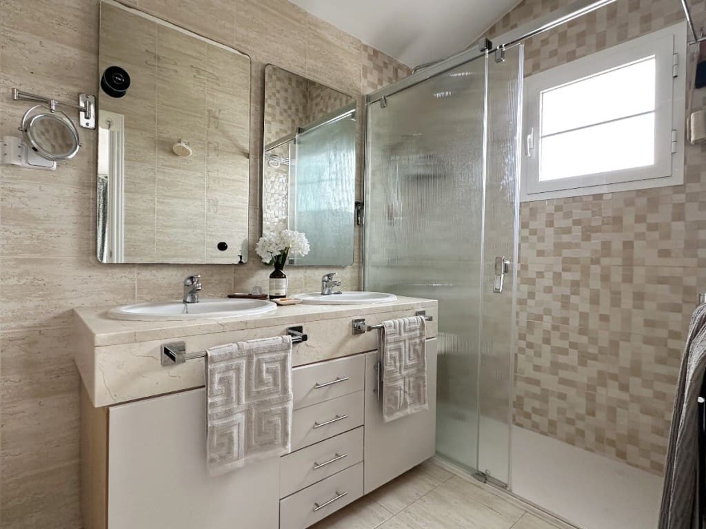 5 soveværelse Byhus til salg i Malaga by med swimmingpool garage - € 1.099.000 (Ref: 8584167)