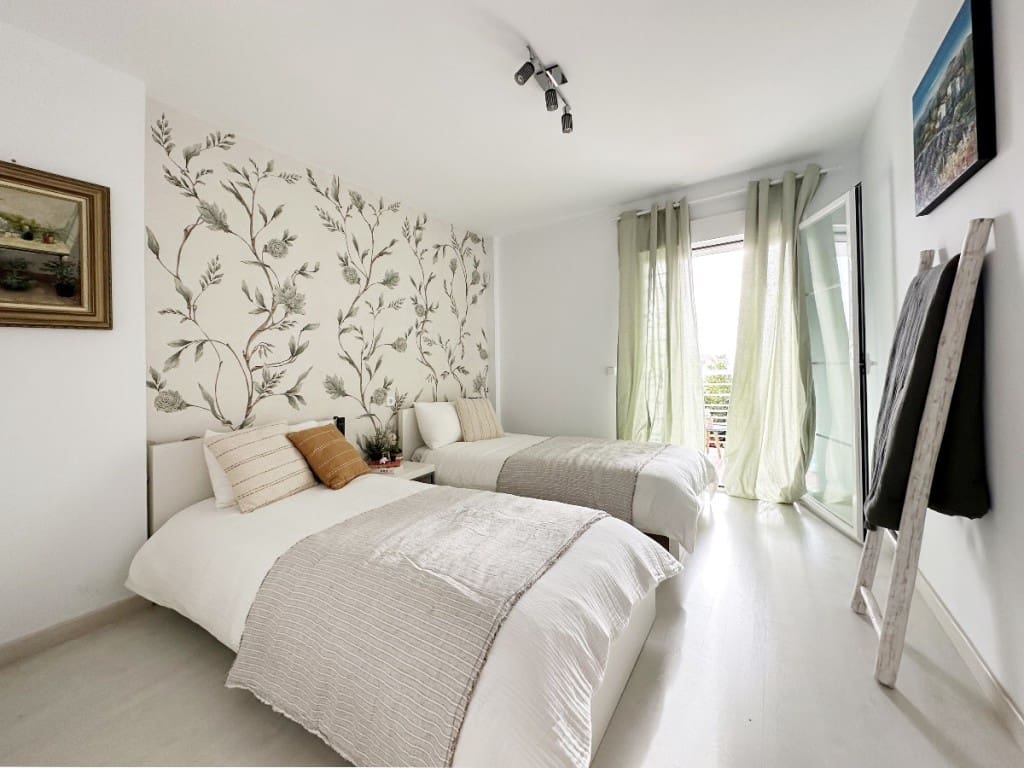 5 soveværelse Byhus til salg i Malaga by med swimmingpool garage - € 1.099.000 (Ref: 8584167)