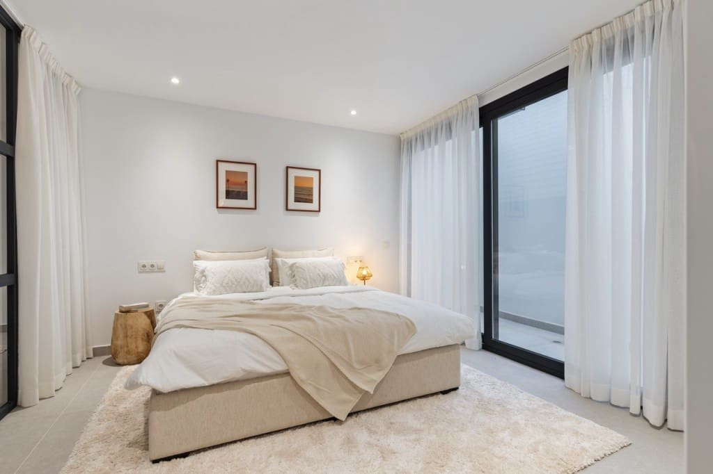 6 bedroom Villa for sale in Estepona with pool garage - € 1,495,000 (Ref: 8684575)