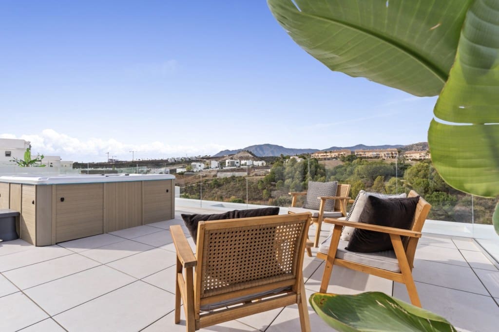 6 bedroom Villa for sale in Estepona with pool garage - € 1,495,000 (Ref: 8684575)