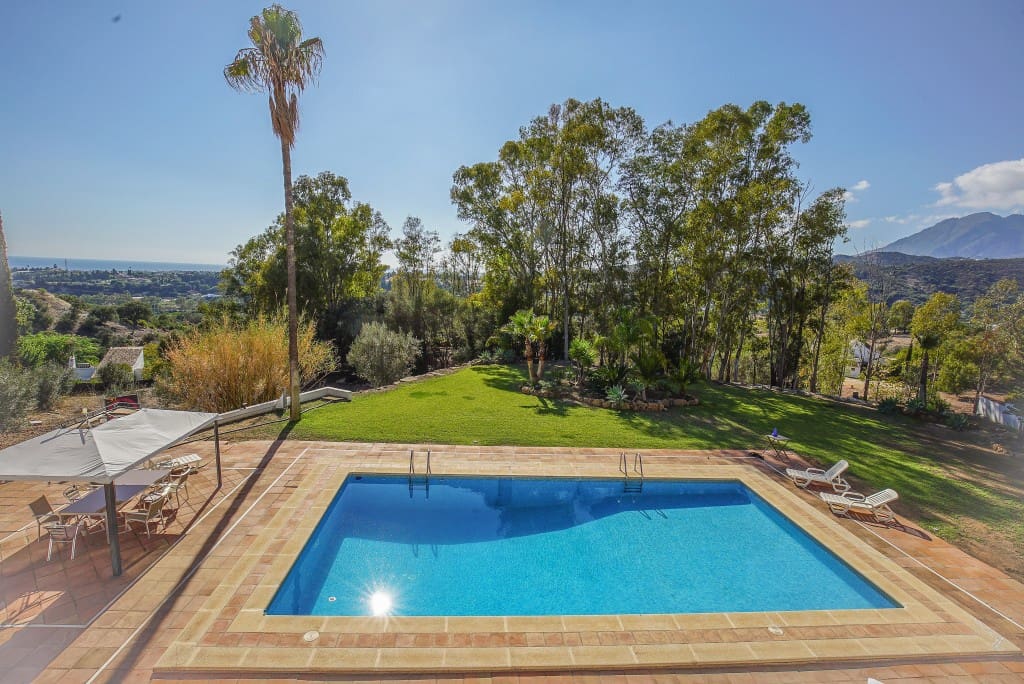 4 quarto Moradia para venda em Estepona com piscina - 950 000 € (Ref: 8684604)