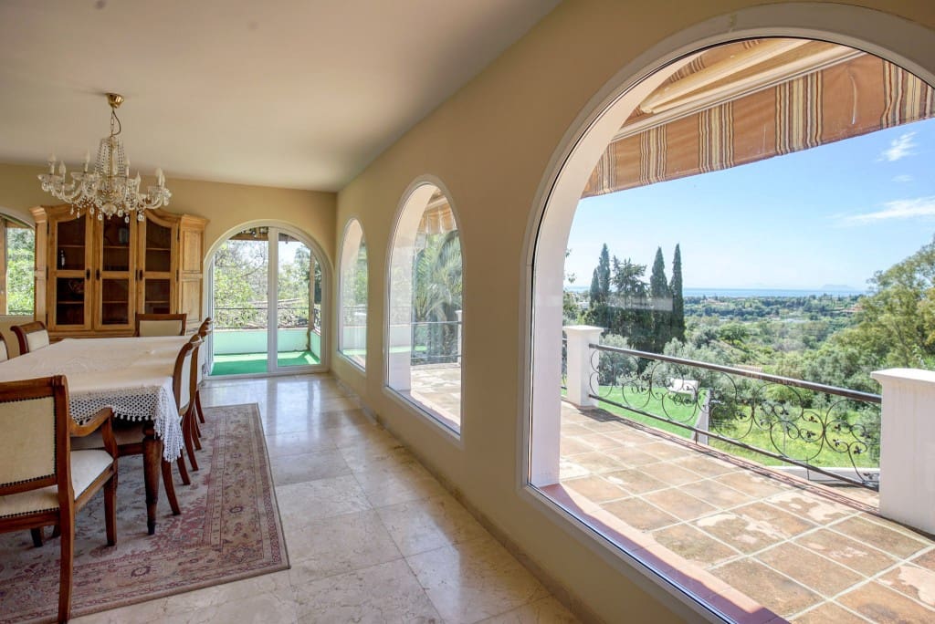 4 quarto Moradia para venda em Estepona com piscina - 950 000 € (Ref: 8684604)