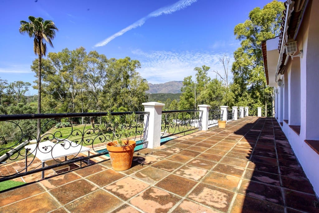 4 quarto Moradia para venda em Estepona com piscina - 950 000 € (Ref: 8684604)