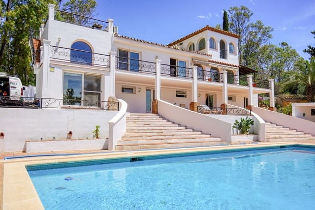 4 quarto Moradia para venda em Estepona com piscina - 950 000 € (Ref: 8684604)