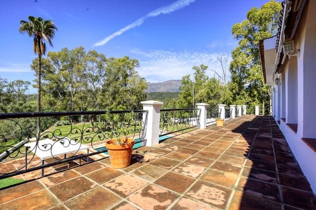 4 quarto Moradia para venda em Estepona com piscina - 950 000 € (Ref: 8684604)