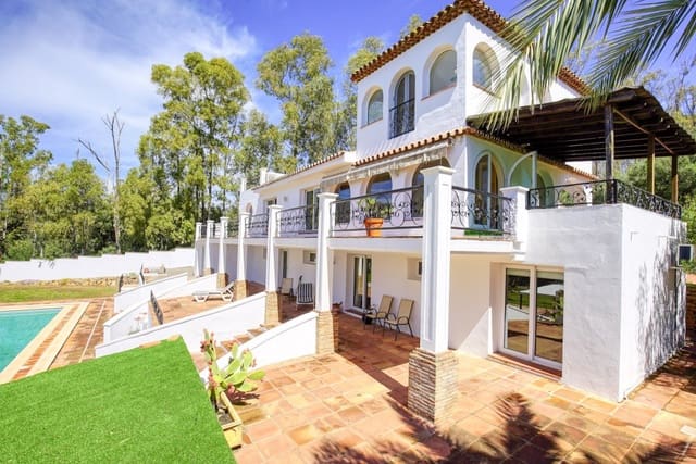 4 quarto Moradia para venda em Estepona com piscina - 950 000 € (Ref: 8684604)