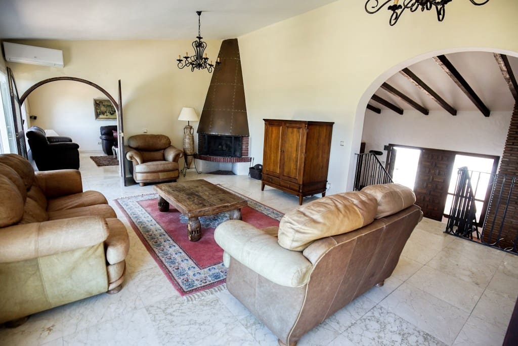 4 quarto Moradia para venda em Estepona com piscina - 950 000 € (Ref: 8684604)