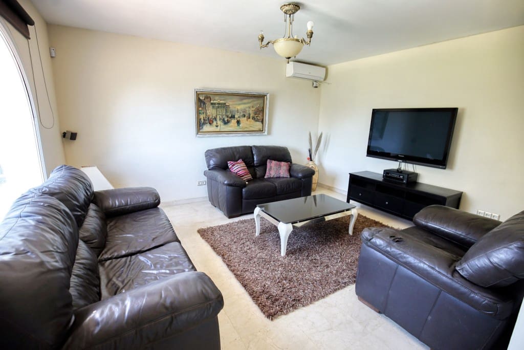 4 quarto Moradia para venda em Estepona com piscina - 950 000 € (Ref: 8684604)