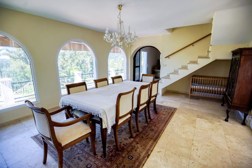 4 quarto Moradia para venda em Estepona com piscina - 950 000 € (Ref: 8684604)