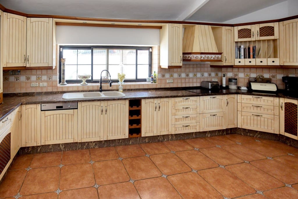 4 quarto Moradia para venda em Estepona com piscina - 950 000 € (Ref: 8684604)