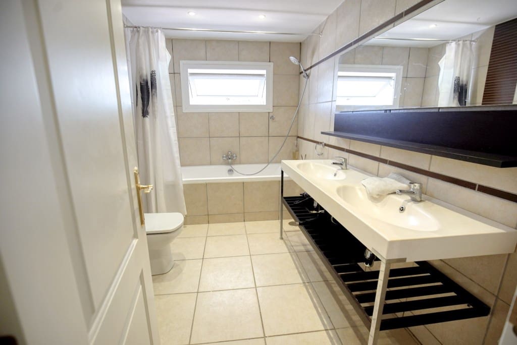 4 quarto Moradia para venda em Estepona com piscina - 950 000 € (Ref: 8684604)