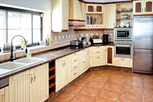 4 quarto Moradia para venda em Estepona com piscina - 950 000 € (Ref: 8684604)