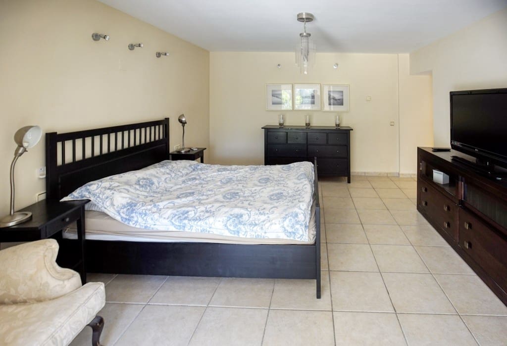 4 quarto Moradia para venda em Estepona com piscina - 950 000 € (Ref: 8684604)