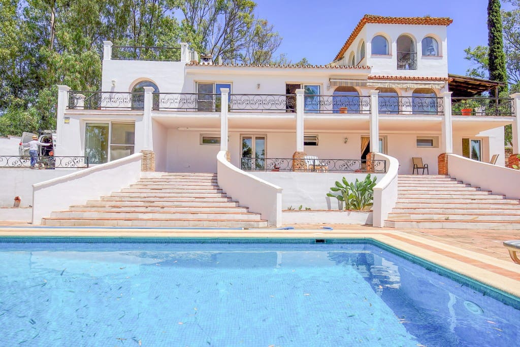 4 quarto Moradia para venda em Estepona com piscina - 950 000 € (Ref: 8684604)