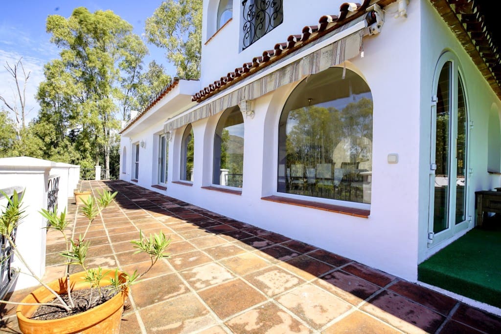 4 quarto Moradia para venda em Estepona com piscina - 950 000 € (Ref: 8684604)
