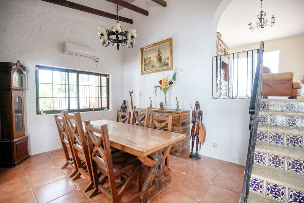 4 quarto Moradia para venda em Estepona com piscina - 950 000 € (Ref: 8684604)