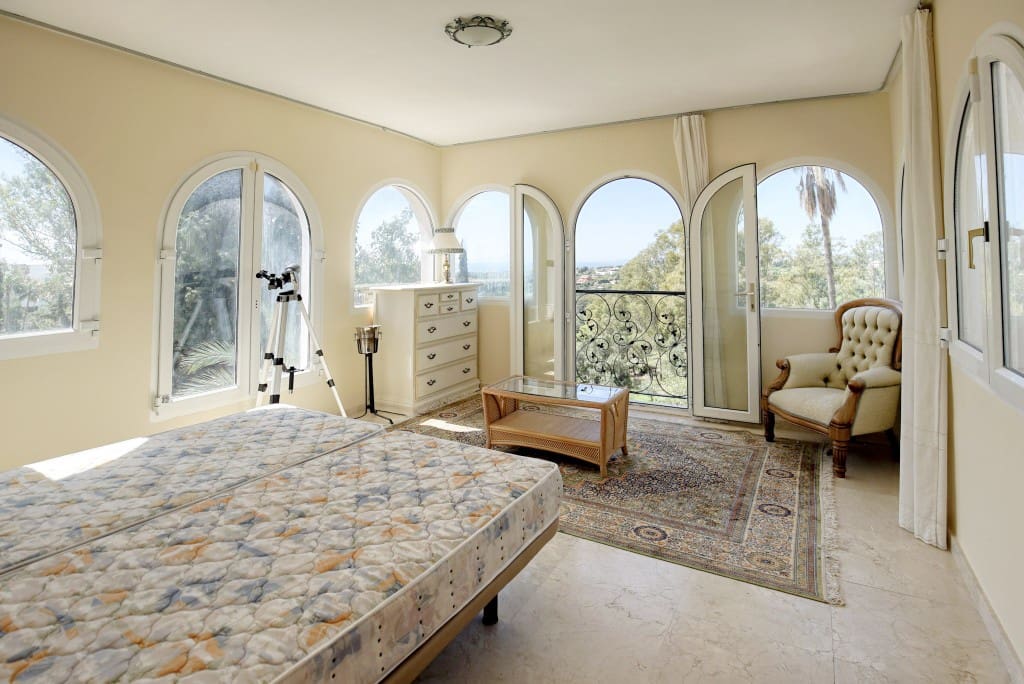 4 quarto Moradia para venda em Estepona com piscina - 950 000 € (Ref: 8684604)